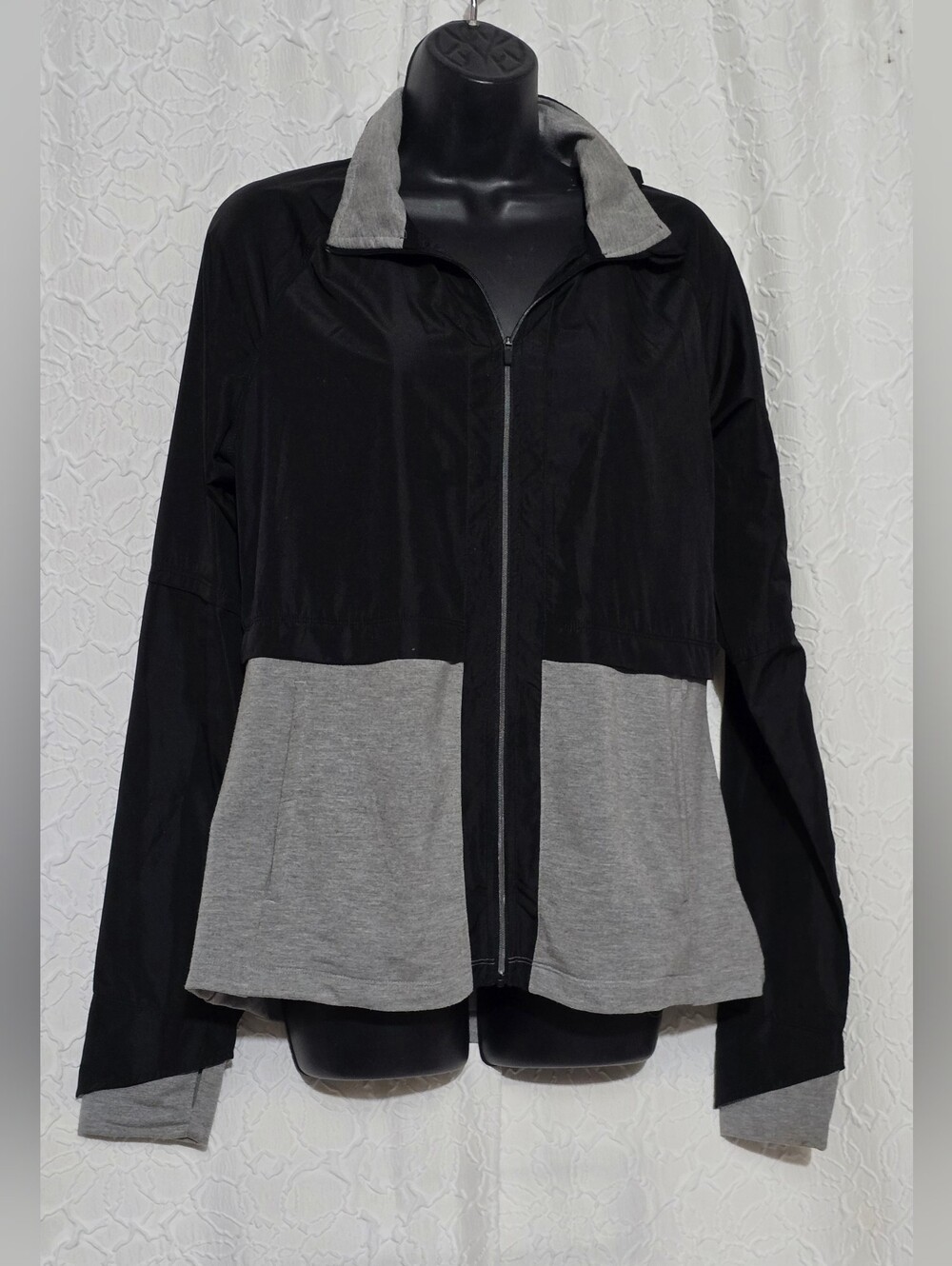 Avia Womens Black & Gray Full Zip Windbreaker Jacket w Stowable Hood Sz M (8-10)